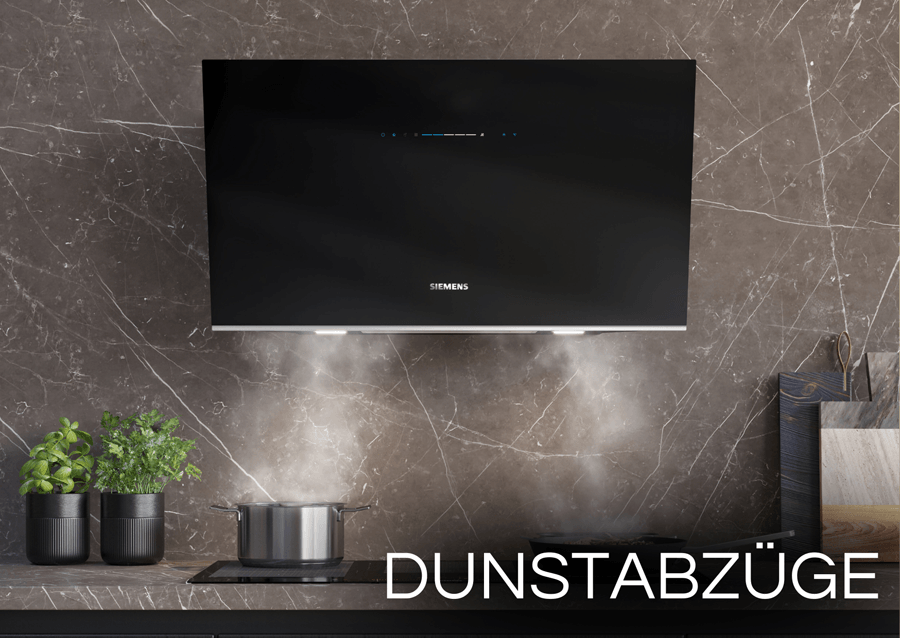 Eine elegante, schwarze Siemens studioLine Wand-Dunstabzugshaube (Schräges Design) vor einer dunklen Marmorwand.